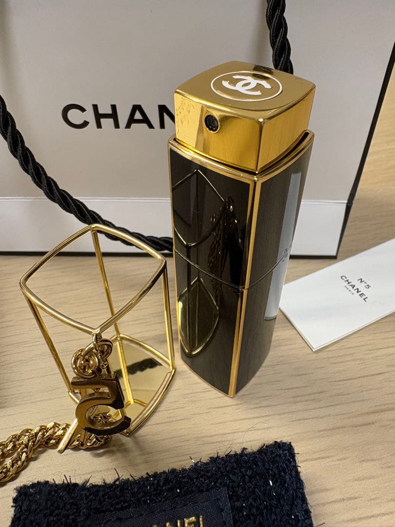 CHANEL N°5 エッセンシャルパフューム2025年クリスマス限定チェーン付