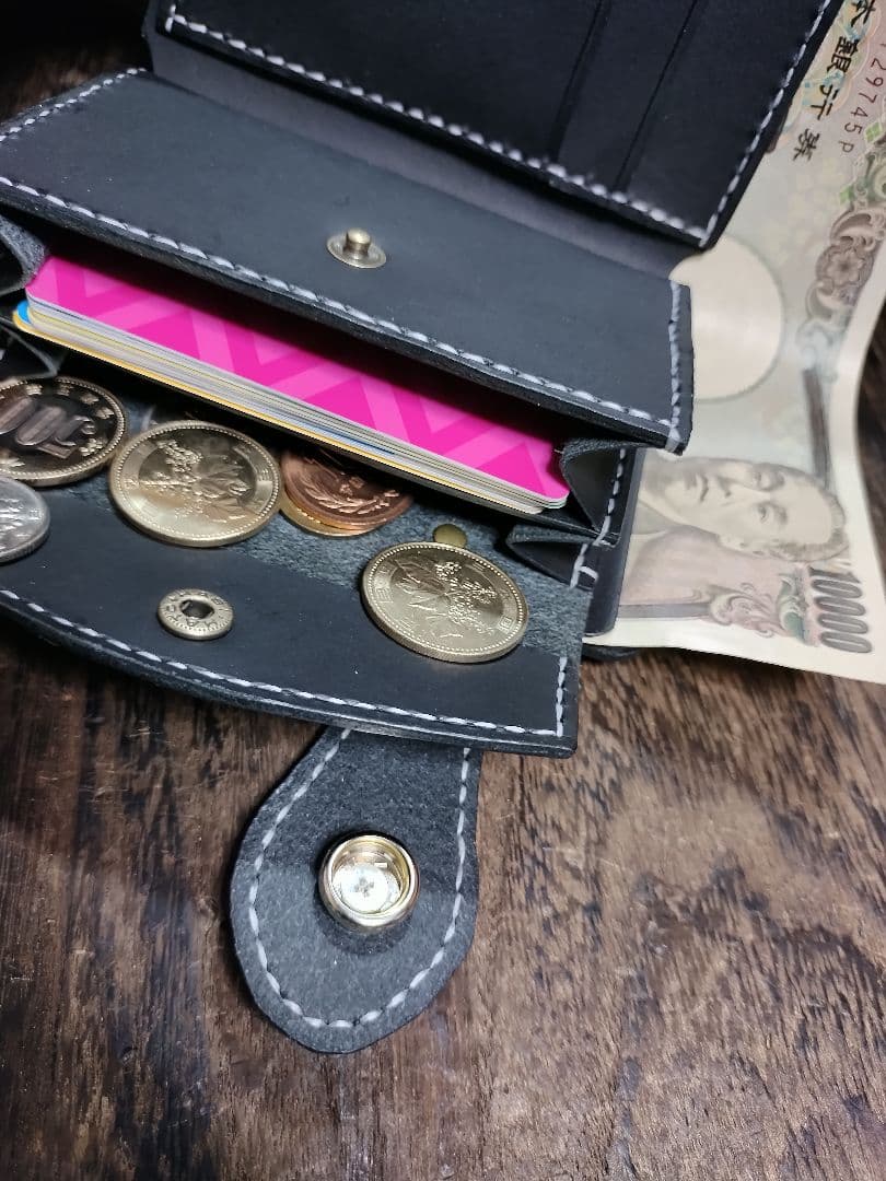 専用❣TOMO様★黒本革、白糸、インディアンコンチョ★ミドル折財布フラップ全縫