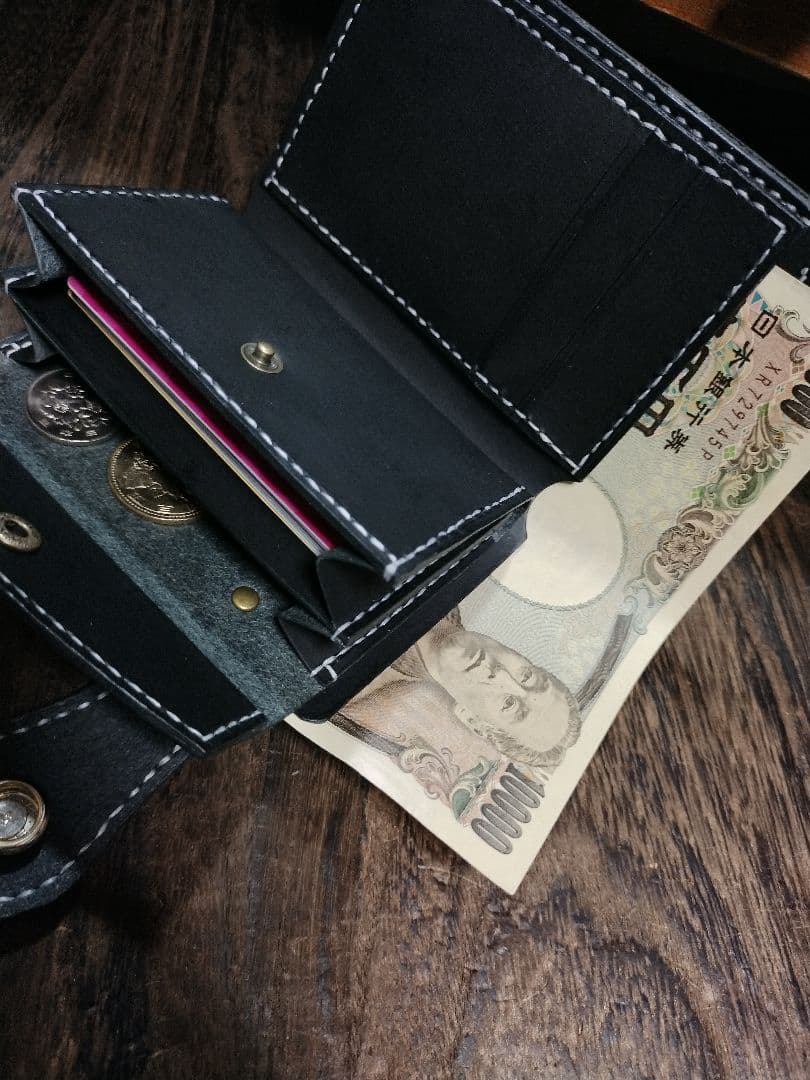 専用❣TOMO様★黒本革、白糸、インディアンコンチョ★ミドル折財布フラップ全縫