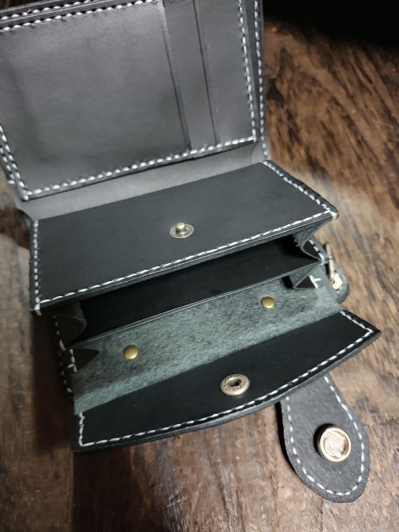 専用❣TOMO様★黒本革、白糸、インディアンコンチョ★ミドル折財布フラップ全縫