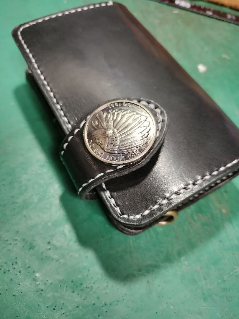 専用❣TOMO様★黒本革、白糸、インディアンコンチョ★ミドル折財布フラップ全縫