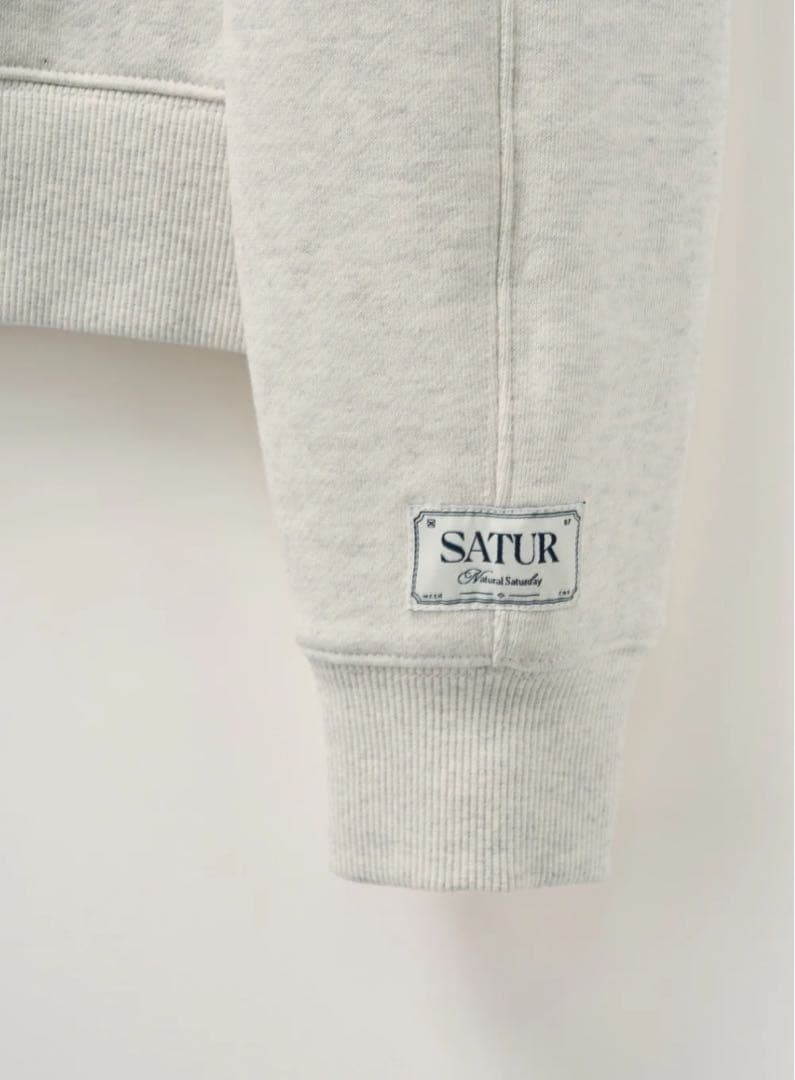 SATUR ロゴプリント トレーナー