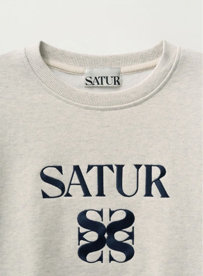 SATUR ロゴプリント トレーナー