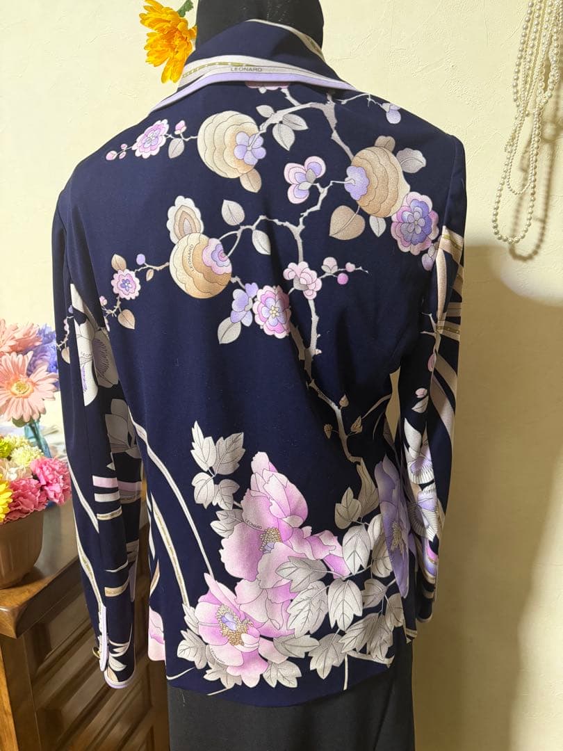 レオナール　素敵なジャケット　ネイビーにフラワープリント　記名あり　あちゃー