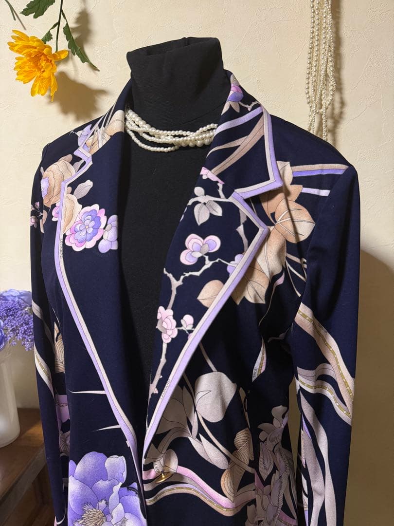 レオナール　素敵なジャケット　ネイビーにフラワープリント　記名あり　あちゃー