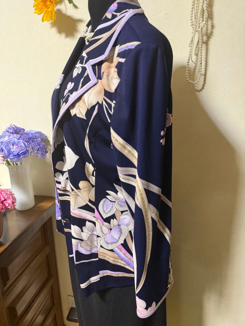 レオナール　素敵なジャケット　ネイビーにフラワープリント　記名あり　あちゃー