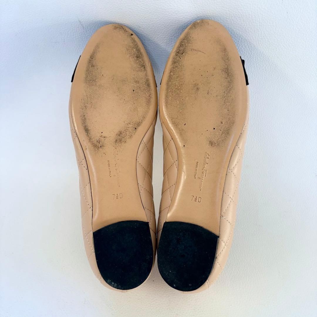 ももサルヴァトーレフェラガモ ヴァリナ キルティングフラットシューズ