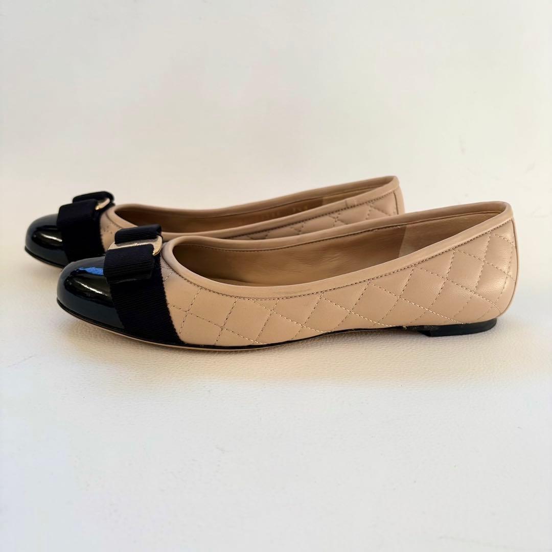 ももサルヴァトーレフェラガモ ヴァリナ キルティングフラットシューズ