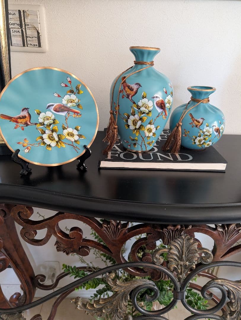 青い陶器の花瓶と皿のセット