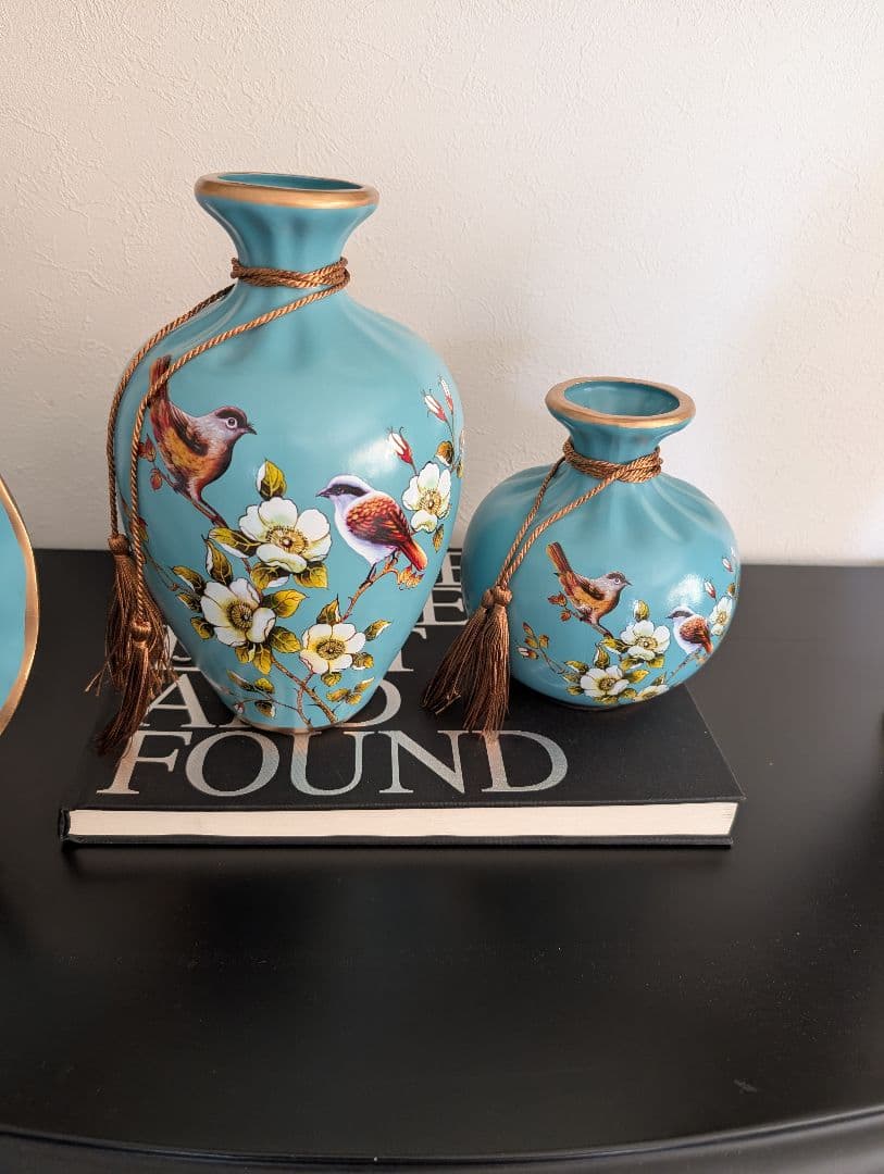 青い陶器の花瓶と皿のセット