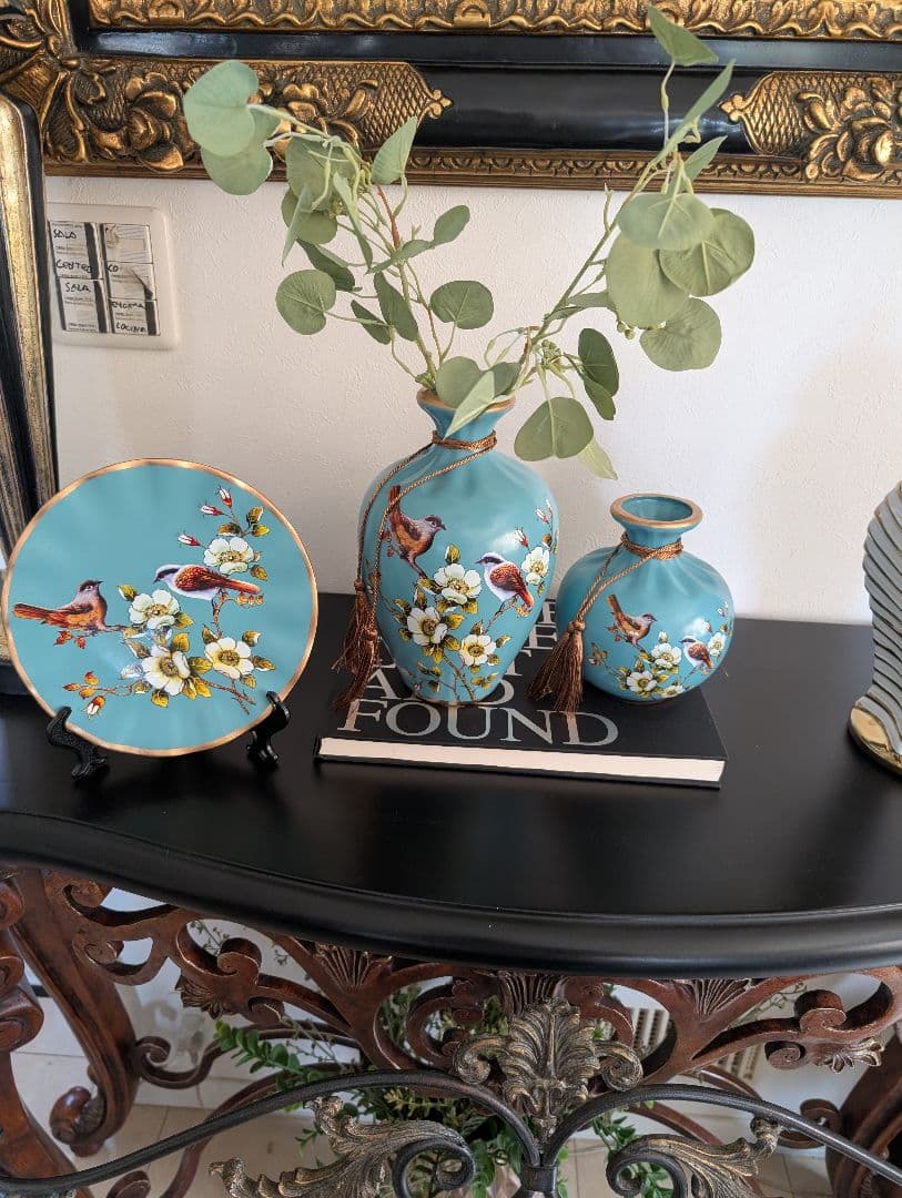 青い陶器の花瓶と皿のセット