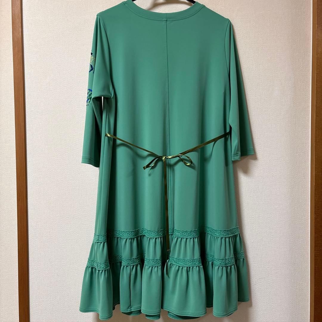 【未使用に近い】✨トクコプルミエヴォル✨グリーン地前中央刺繍裾フリルチュニック❣️