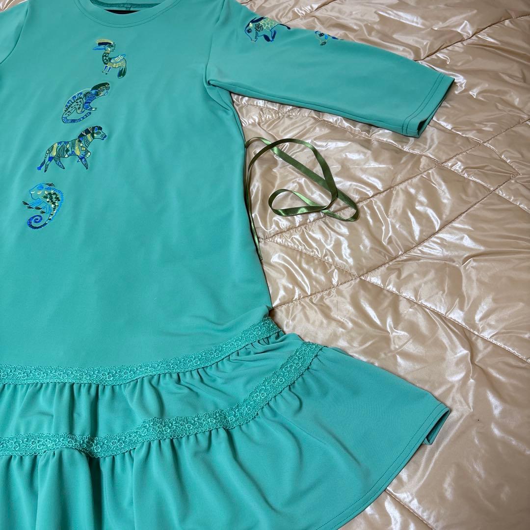 【未使用に近い】✨トクコプルミエヴォル✨グリーン地前中央刺繍裾フリルチュニック❣️