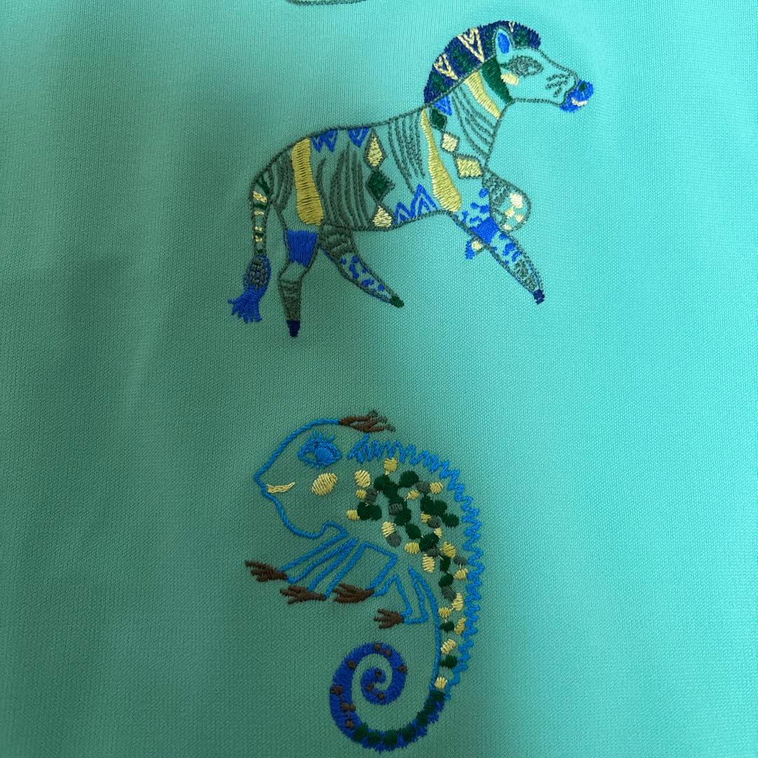 【未使用に近い】✨トクコプルミエヴォル✨グリーン地前中央刺繍裾フリルチュニック❣️