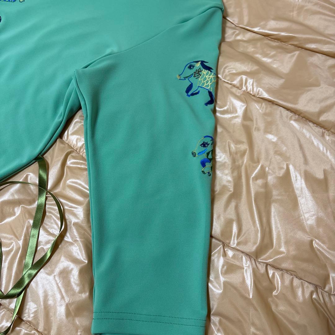 【未使用に近い】✨トクコプルミエヴォル✨グリーン地前中央刺繍裾フリルチュニック❣️