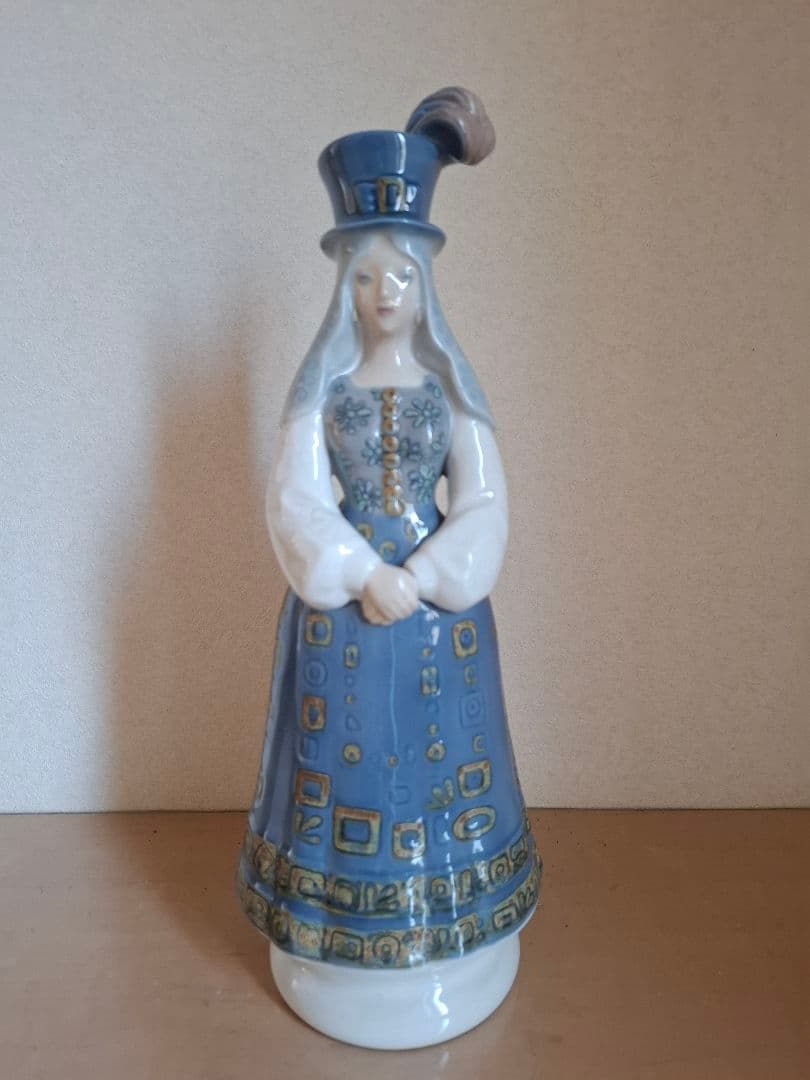 リヤドロ1157　伝統的な衣装の女性