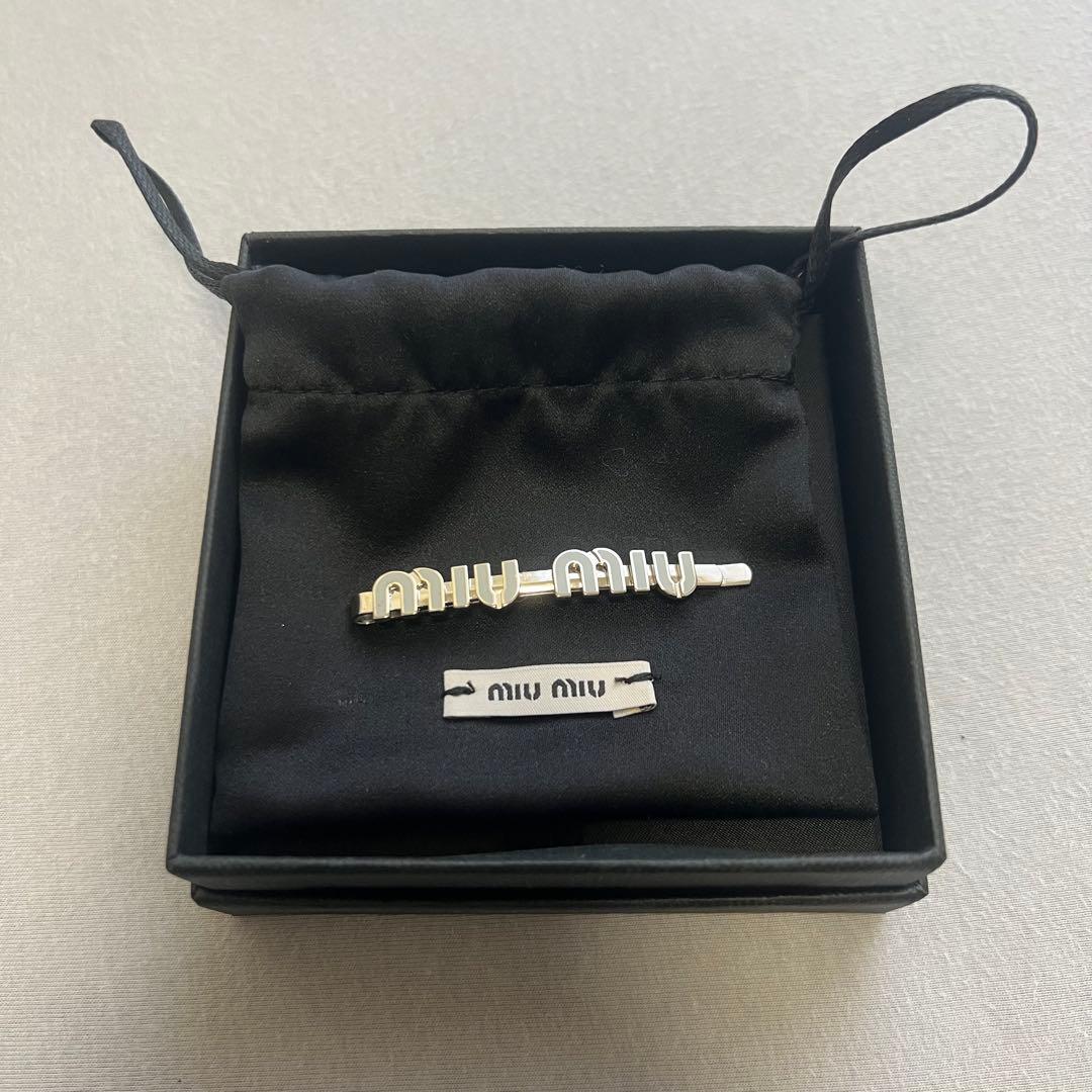 miumiu ロゴ入りヘアピン シルバー ホワイト