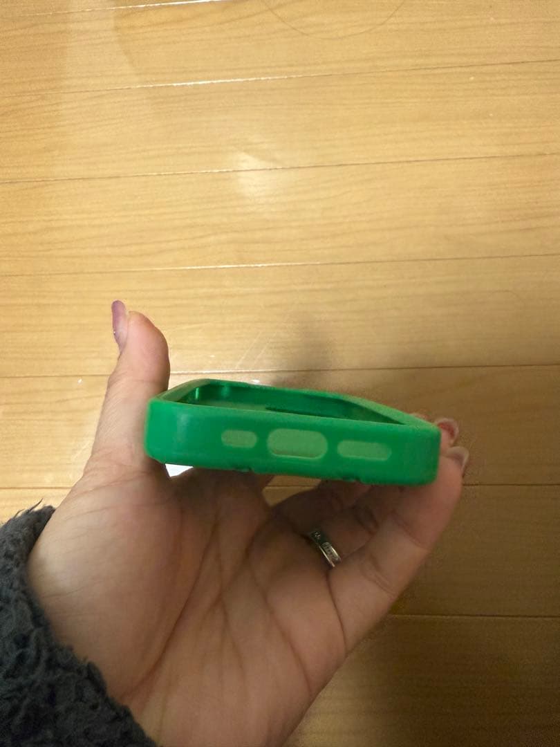 ボッテガ　シリコン iPhone13 iPhone13pro 緑　パラキート