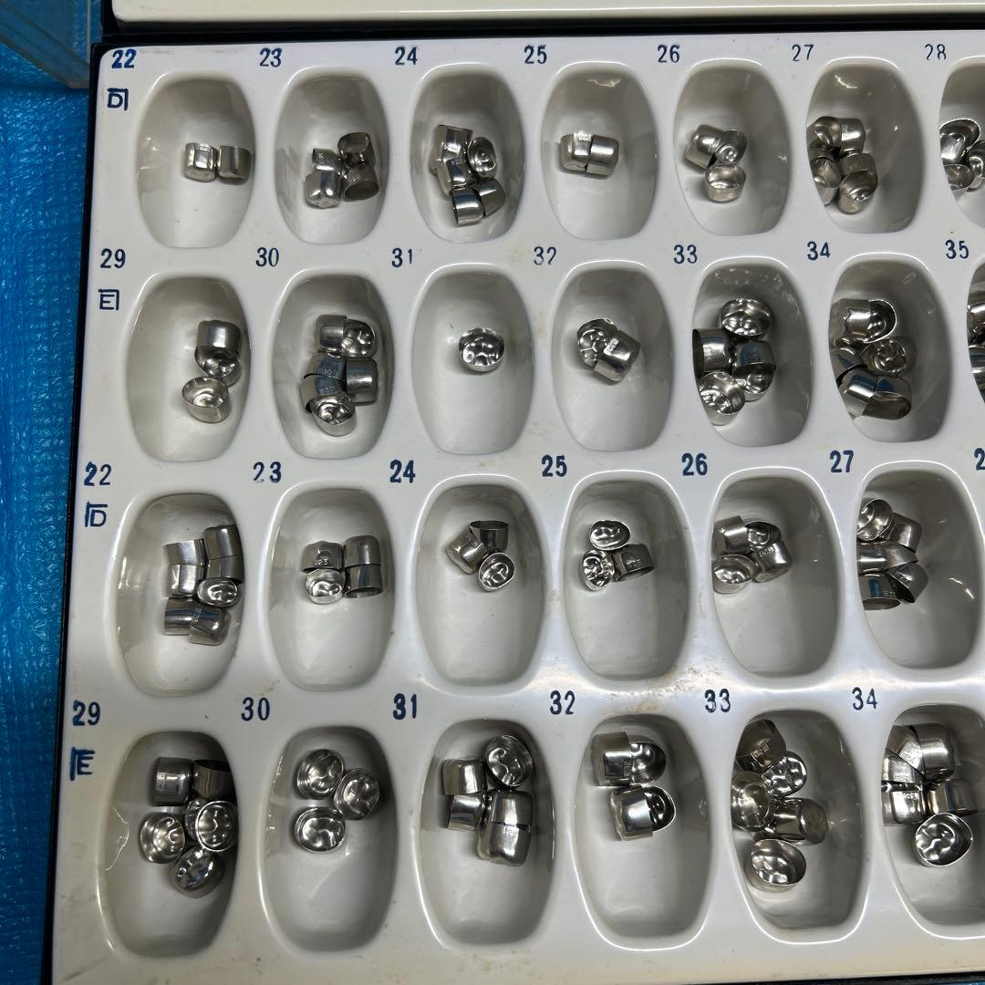 歯科技工　サンキン　乳歯冠　上下　です。