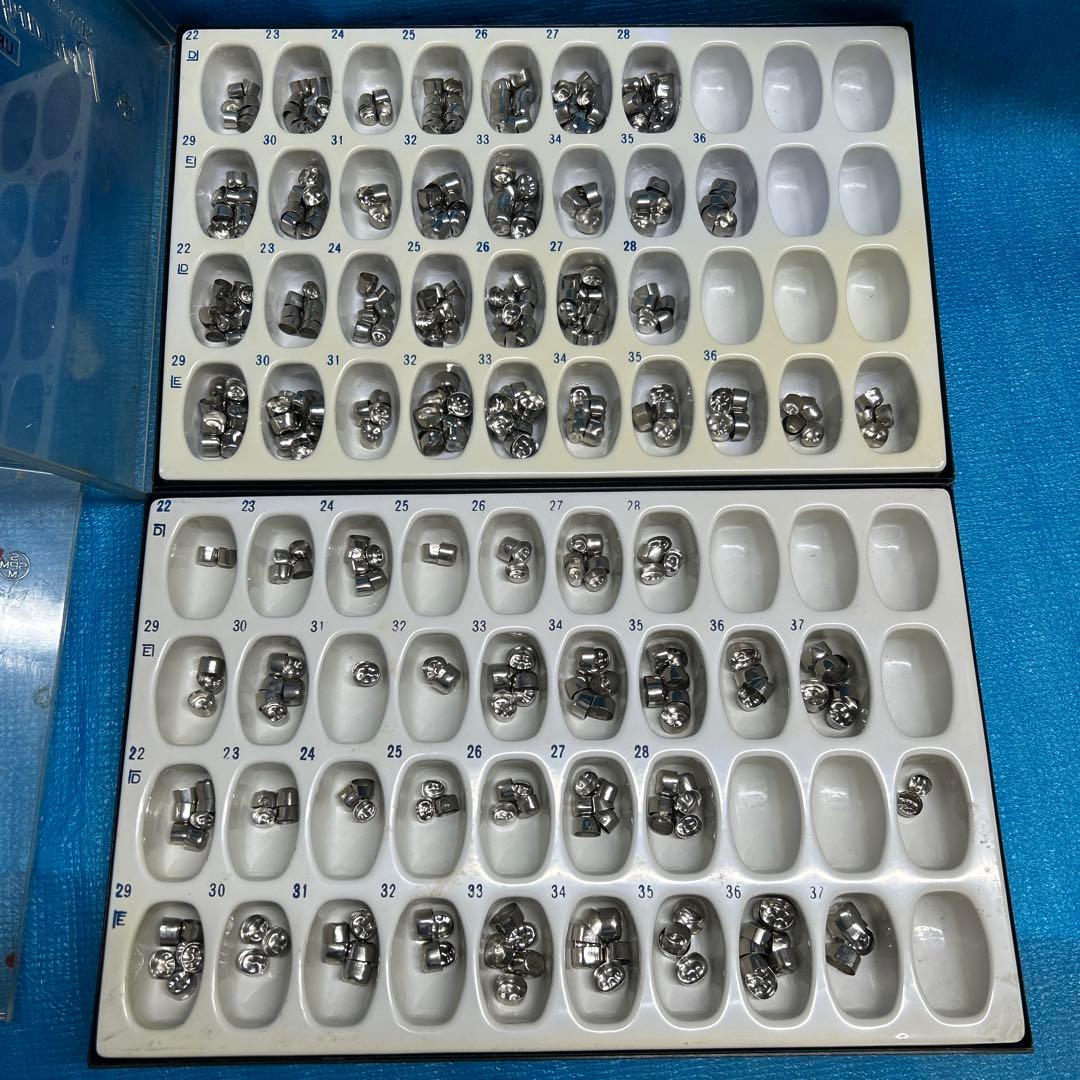 歯科技工　サンキン　乳歯冠　上下　です。