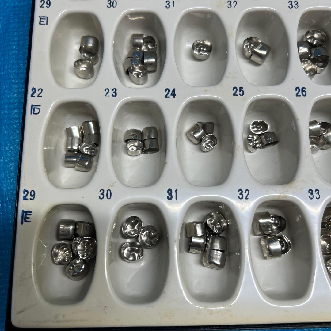 歯科技工　サンキン　乳歯冠　上下　です。