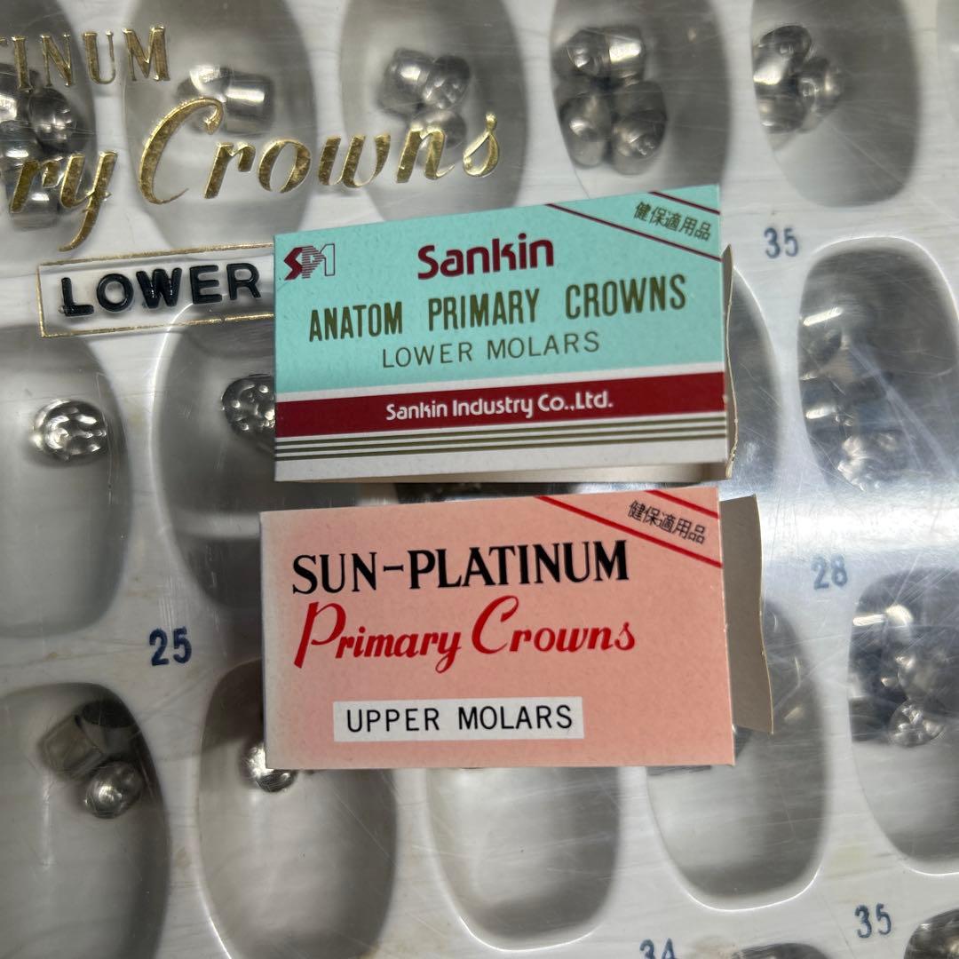 歯科技工　サンキン　乳歯冠　上下　です。