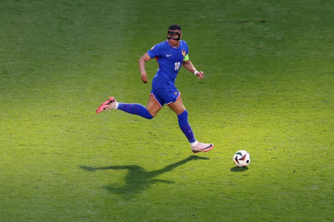 ムバッペ　ユニフォーム　フランス代表　オーセン　ユーロ2024（H）