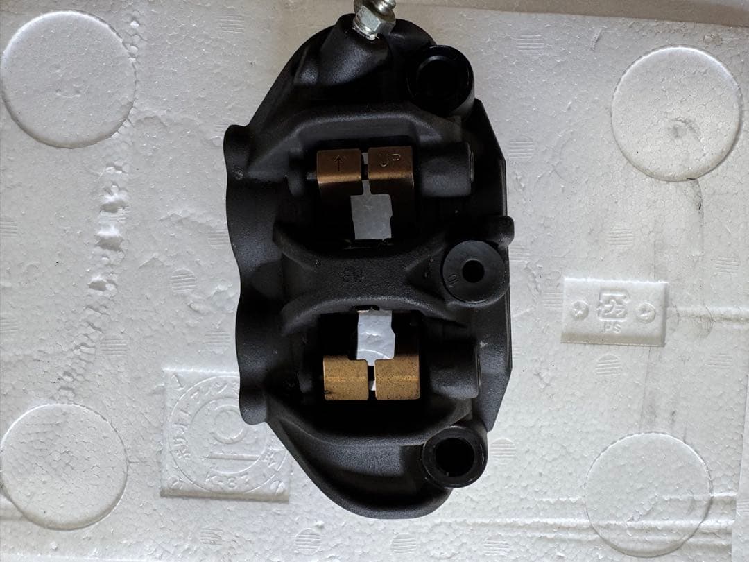 Z900RS CAFE フロント右側ブレーキキャリパー