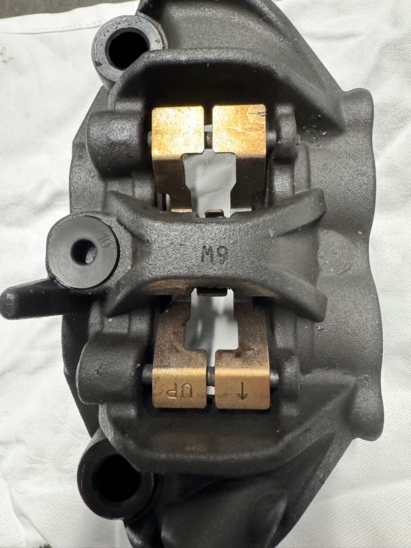 Z900RS CAFE フロント右側ブレーキキャリパー