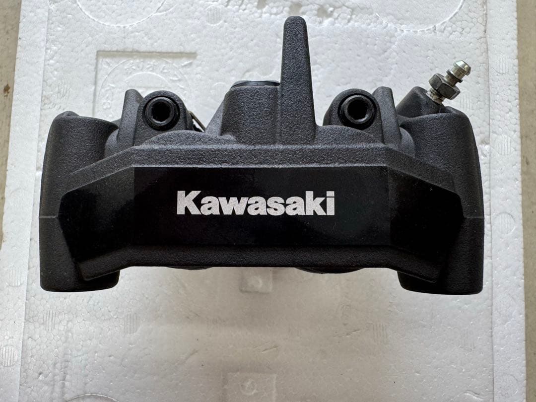 Z900RS CAFE フロント右側ブレーキキャリパー