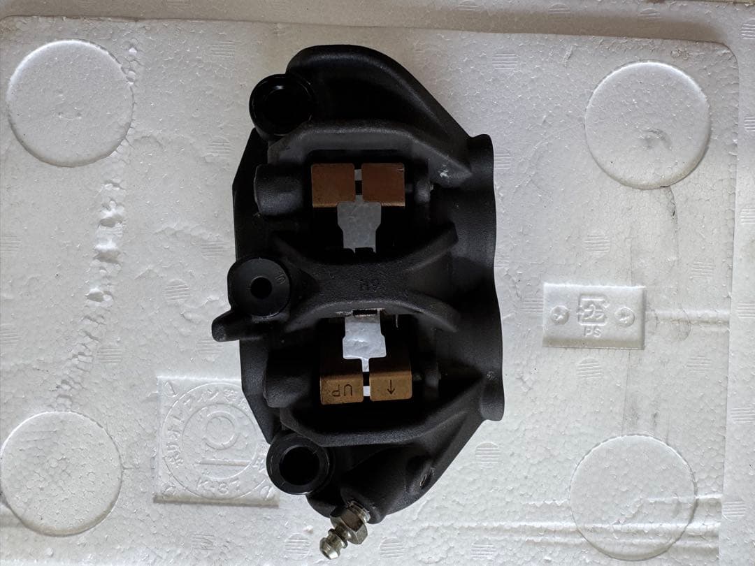 Z900RS CAFE フロント右側ブレーキキャリパー