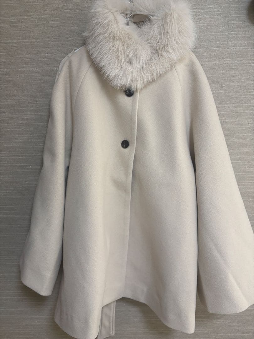 アイボリー ファー付きフレア袖コート