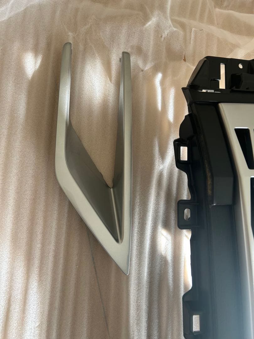 デリカD5 フロントグリル シルバー ブラック