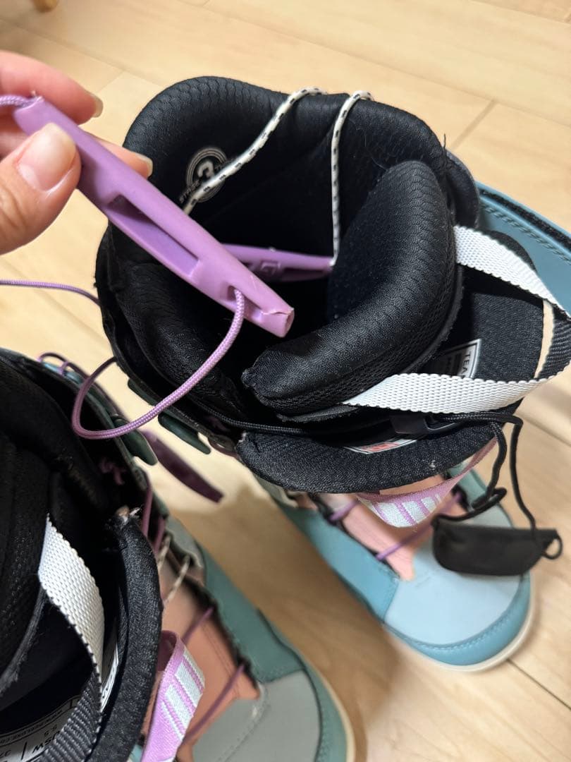 DEELUXE 女性用スノーボードブーツ ターコイズ/ピンク