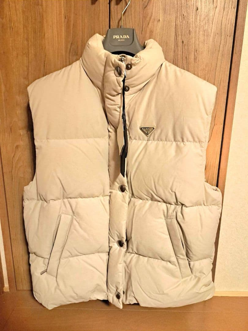 小原夕佳さま専用☆新品未着用PRADA ダウンベスト ベージュ　サイズ42XL