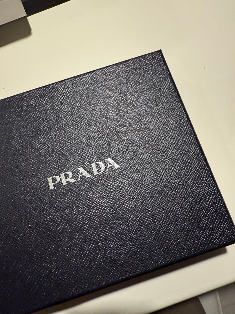 2/20まで。ほぼ未使用！　PRADA ロゴプレート カチューシャ