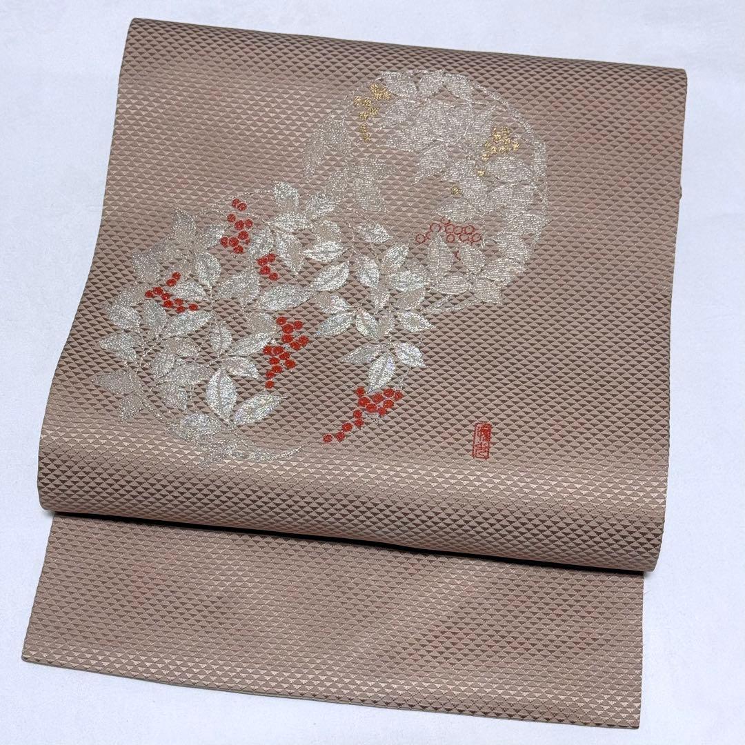 【名古屋帯】　南天の花丸　落款入り　正絹　シンプル ベージュ　桜鼠色　K