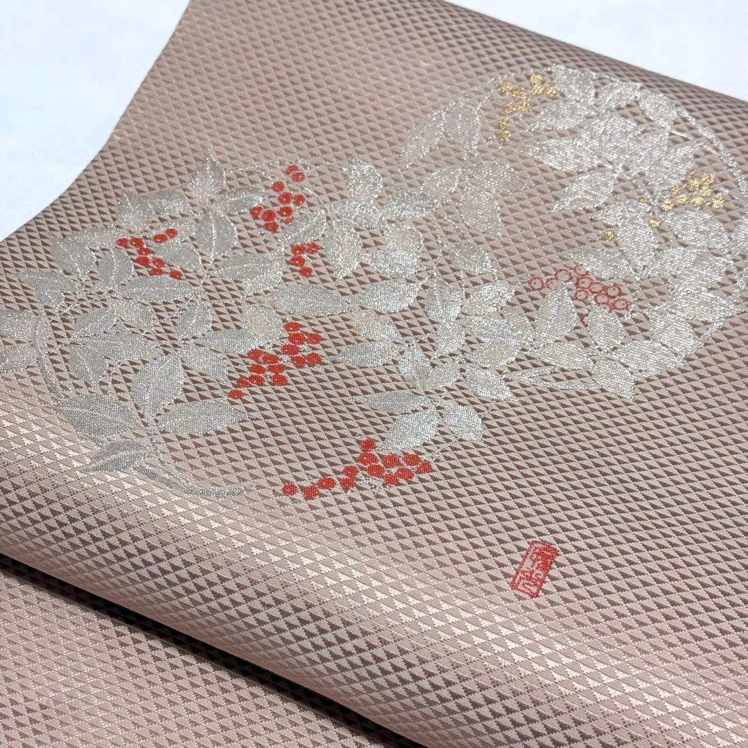 【名古屋帯】　南天の花丸　落款入り　正絹　シンプル ベージュ　桜鼠色　K