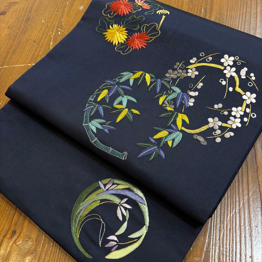 名古屋帯　九寸名古屋帯　濃紺に花丸　刺繍　開き名古屋　長さ366 o1588