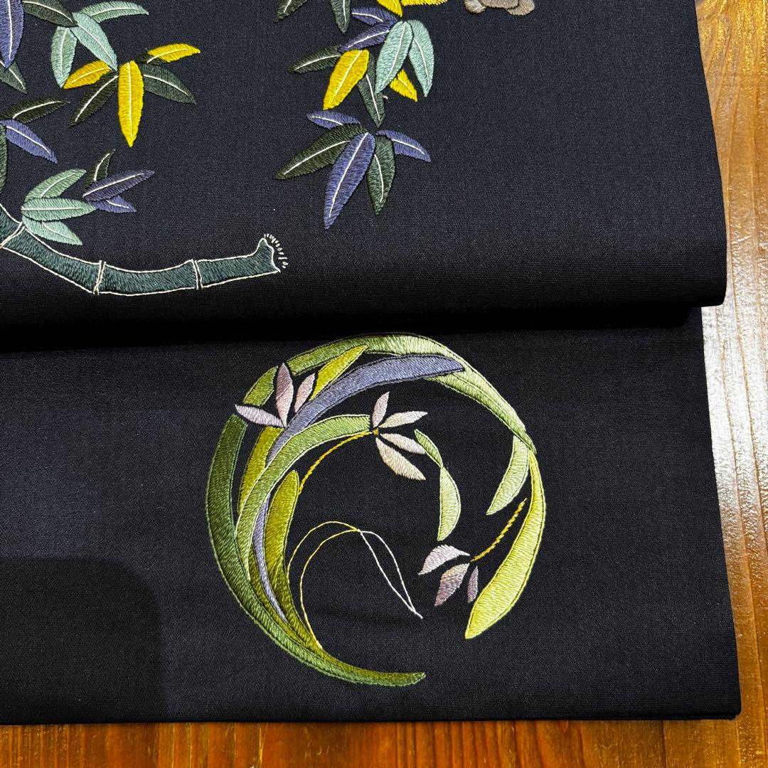 名古屋帯　九寸名古屋帯　濃紺に花丸　刺繍　開き名古屋　長さ366 o1588
