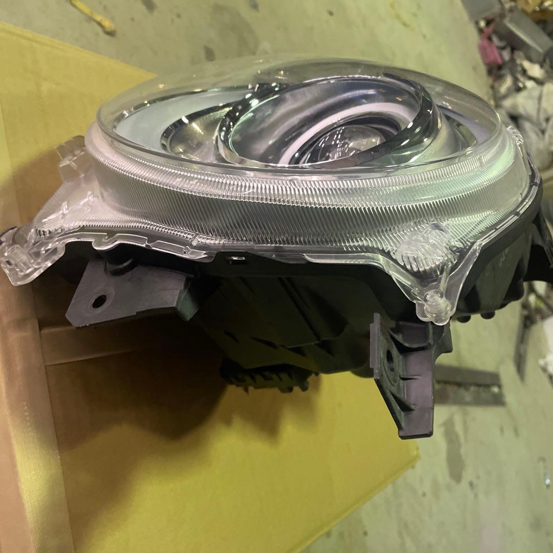 クロスビー　MN71S 右純正LEDヘッドライト　35120-76R61