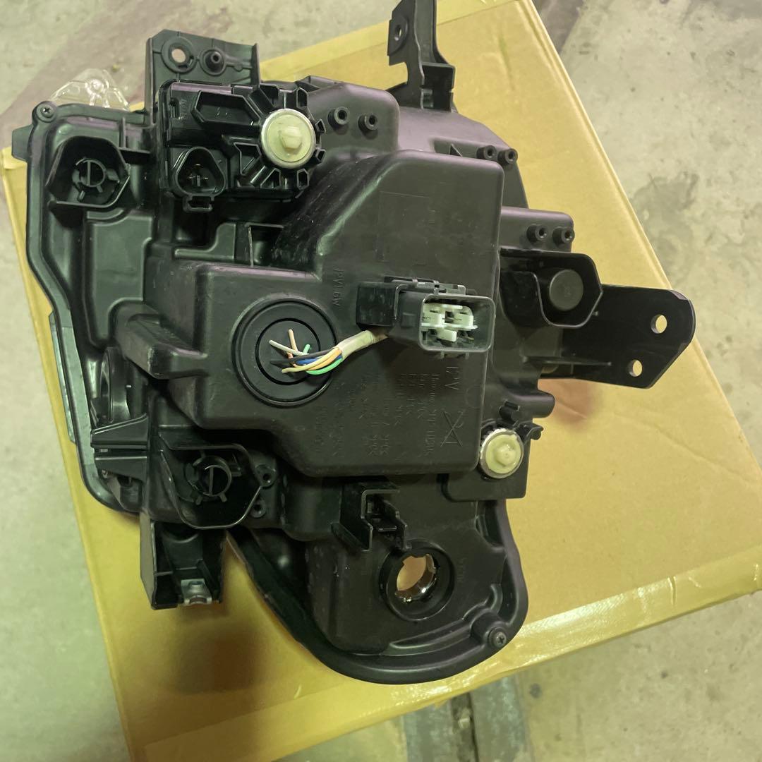 クロスビー　MN71S 右純正LEDヘッドライト　35120-76R61