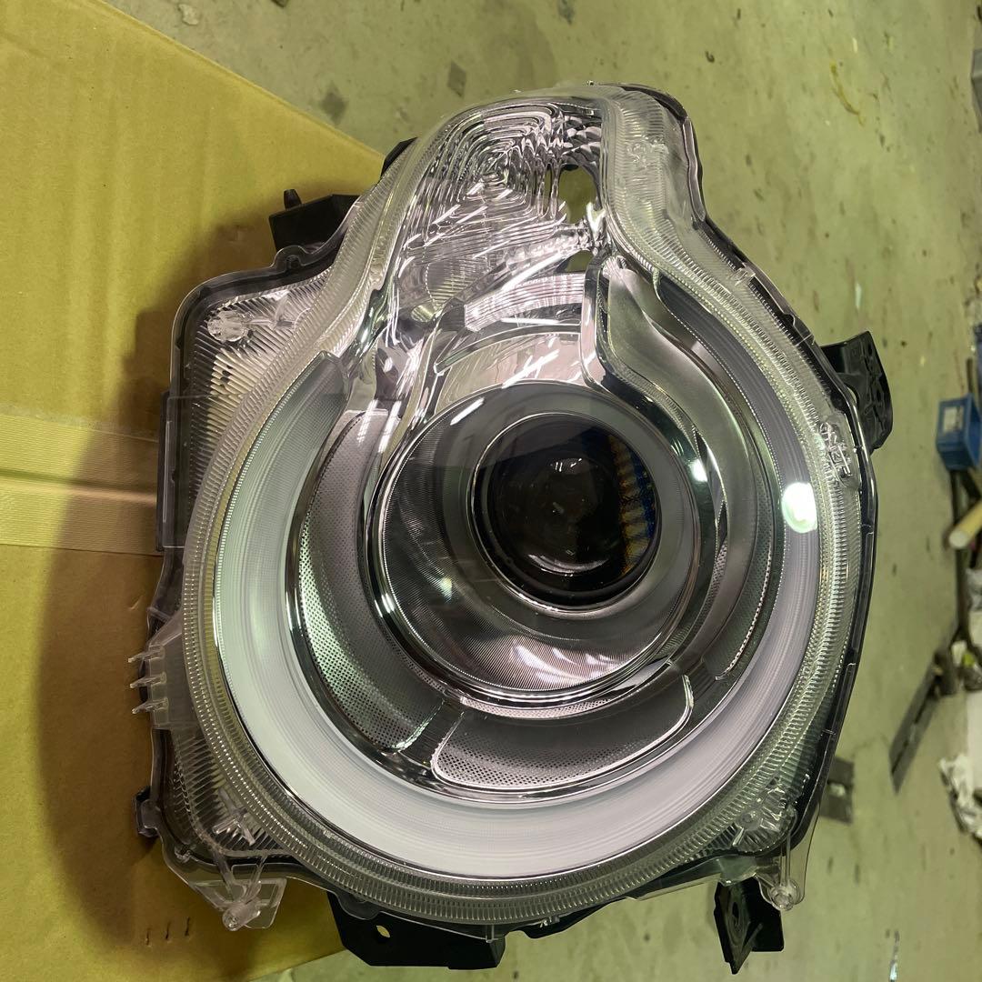 クロスビー　MN71S 右純正LEDヘッドライト　35120-76R61