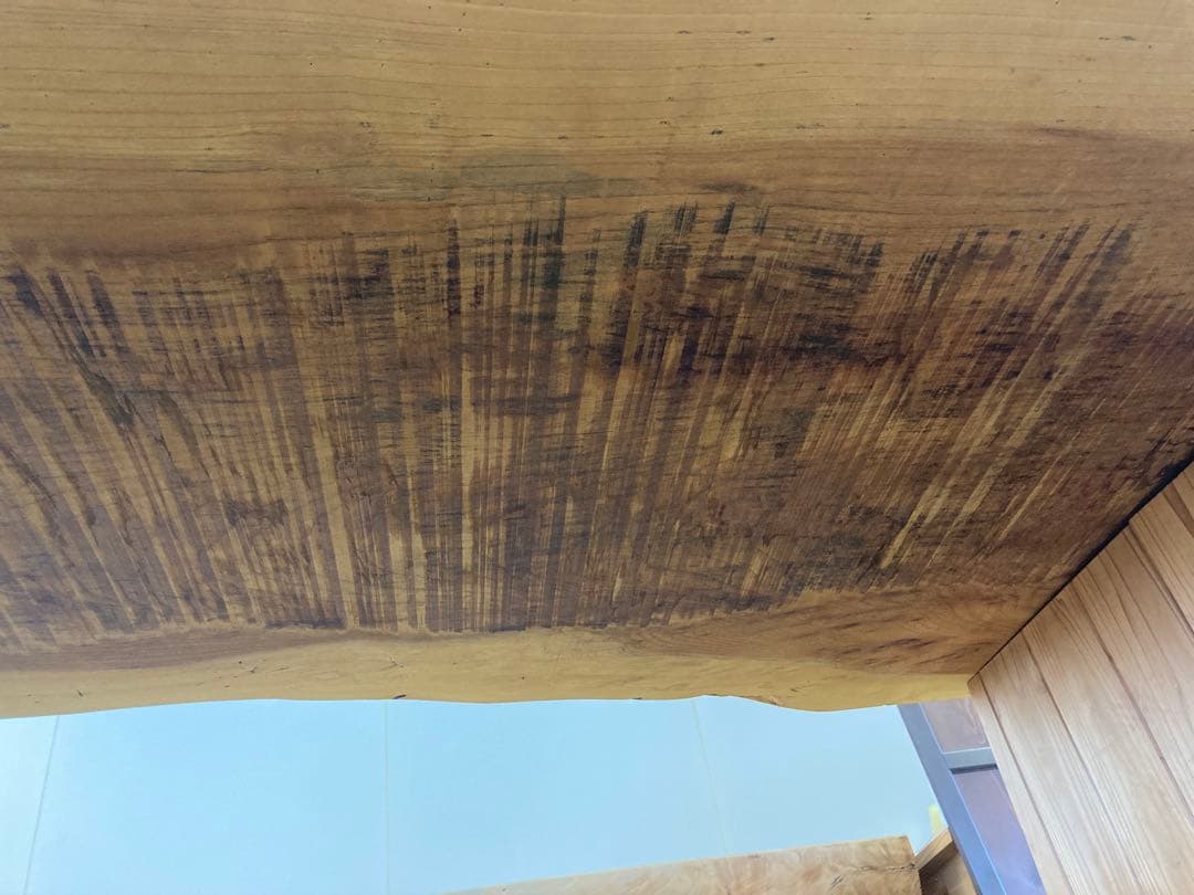 ケヤキ無垢材のテーブル