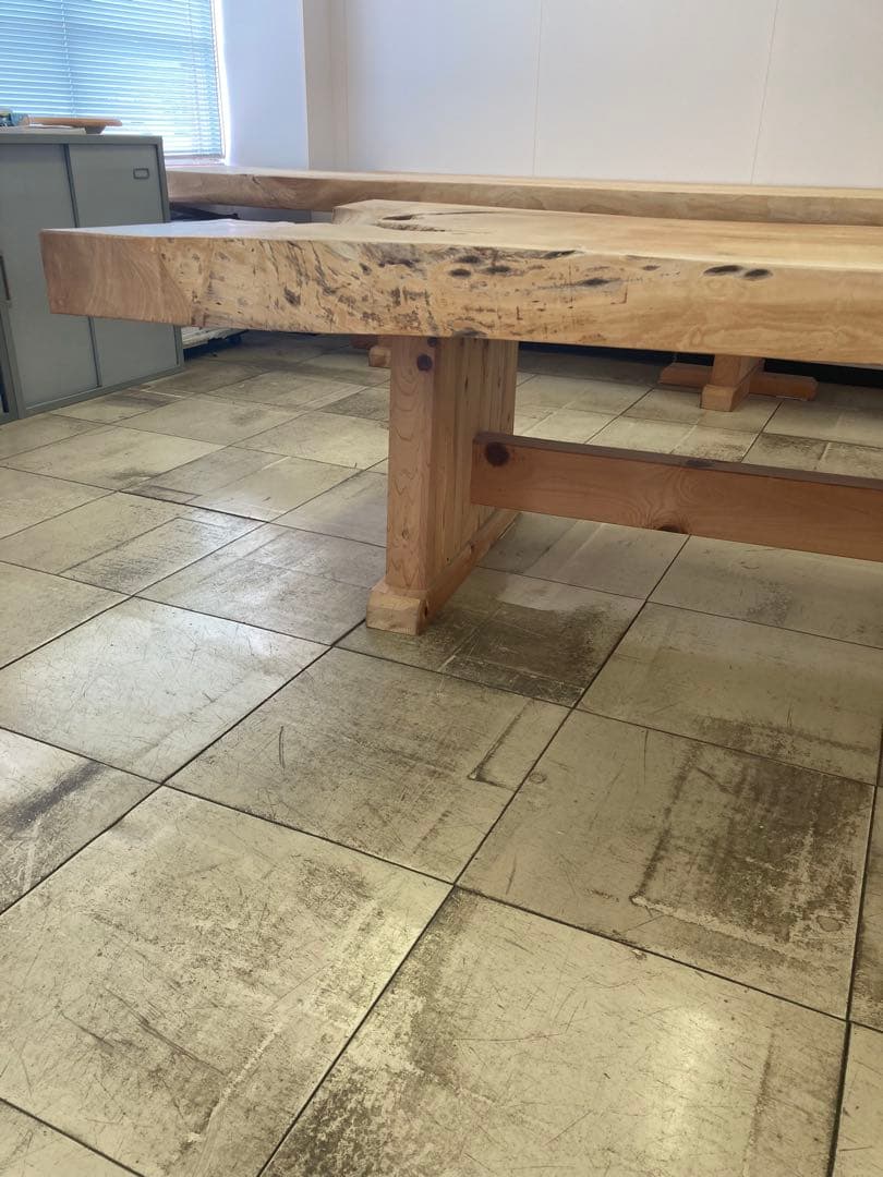 ケヤキ無垢材のテーブル