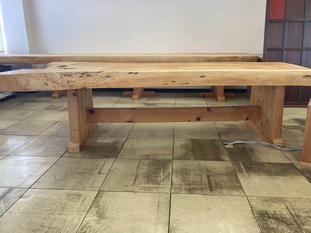 ケヤキ無垢材のテーブル