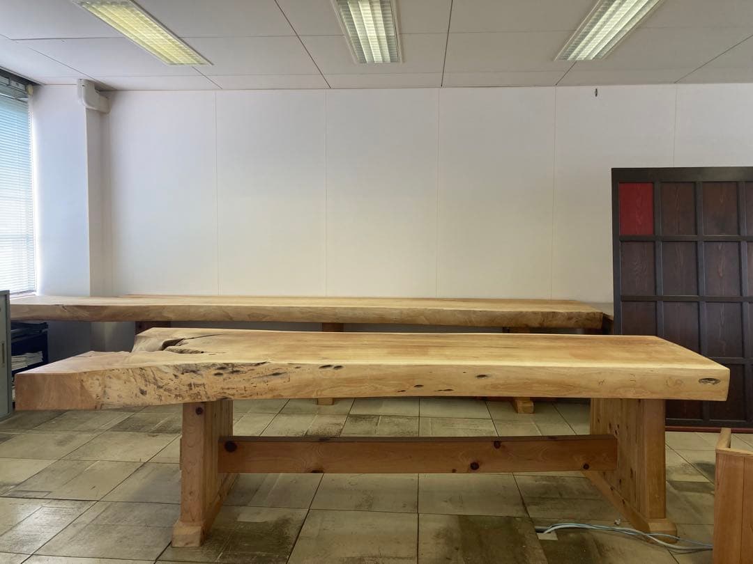 ケヤキ無垢材のテーブル