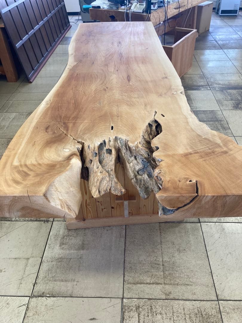 ケヤキ無垢材のテーブル