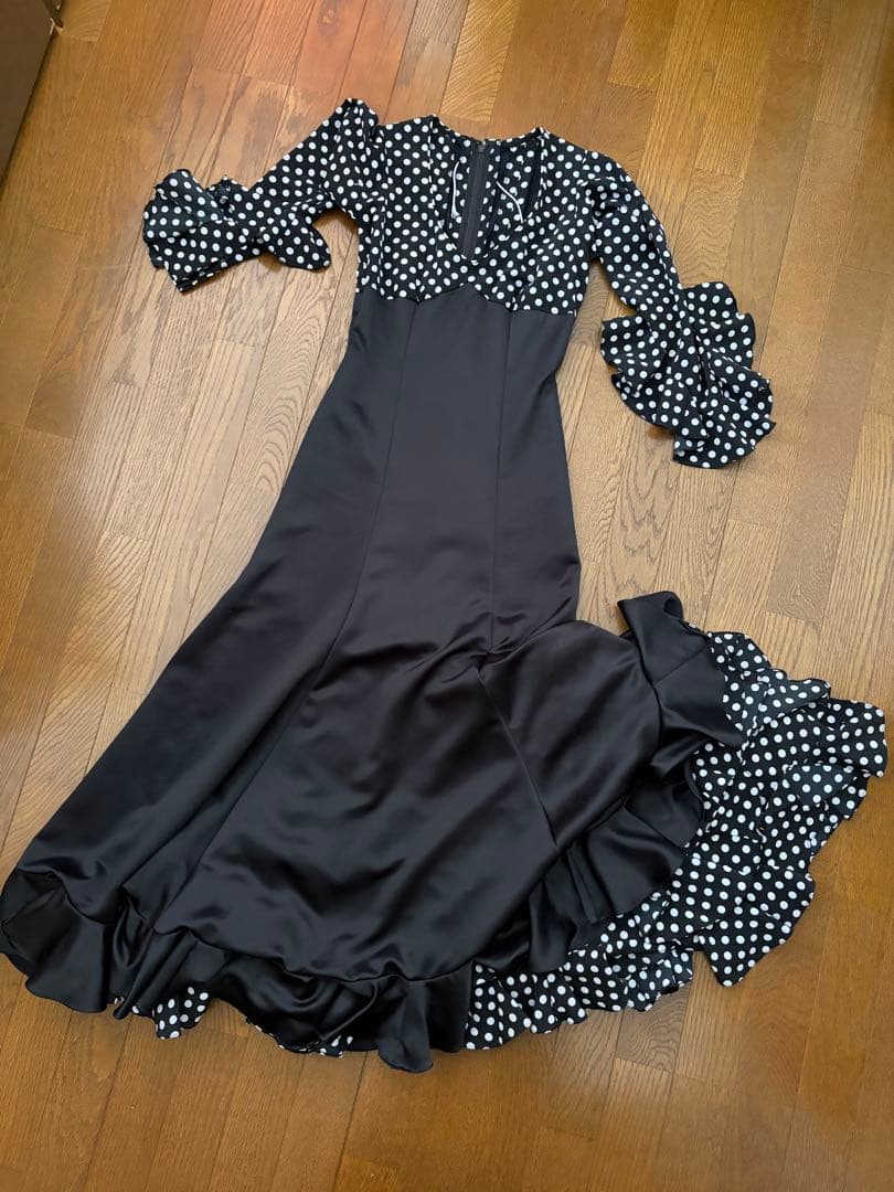 フラメンコドレス 黒と白の水玉模様