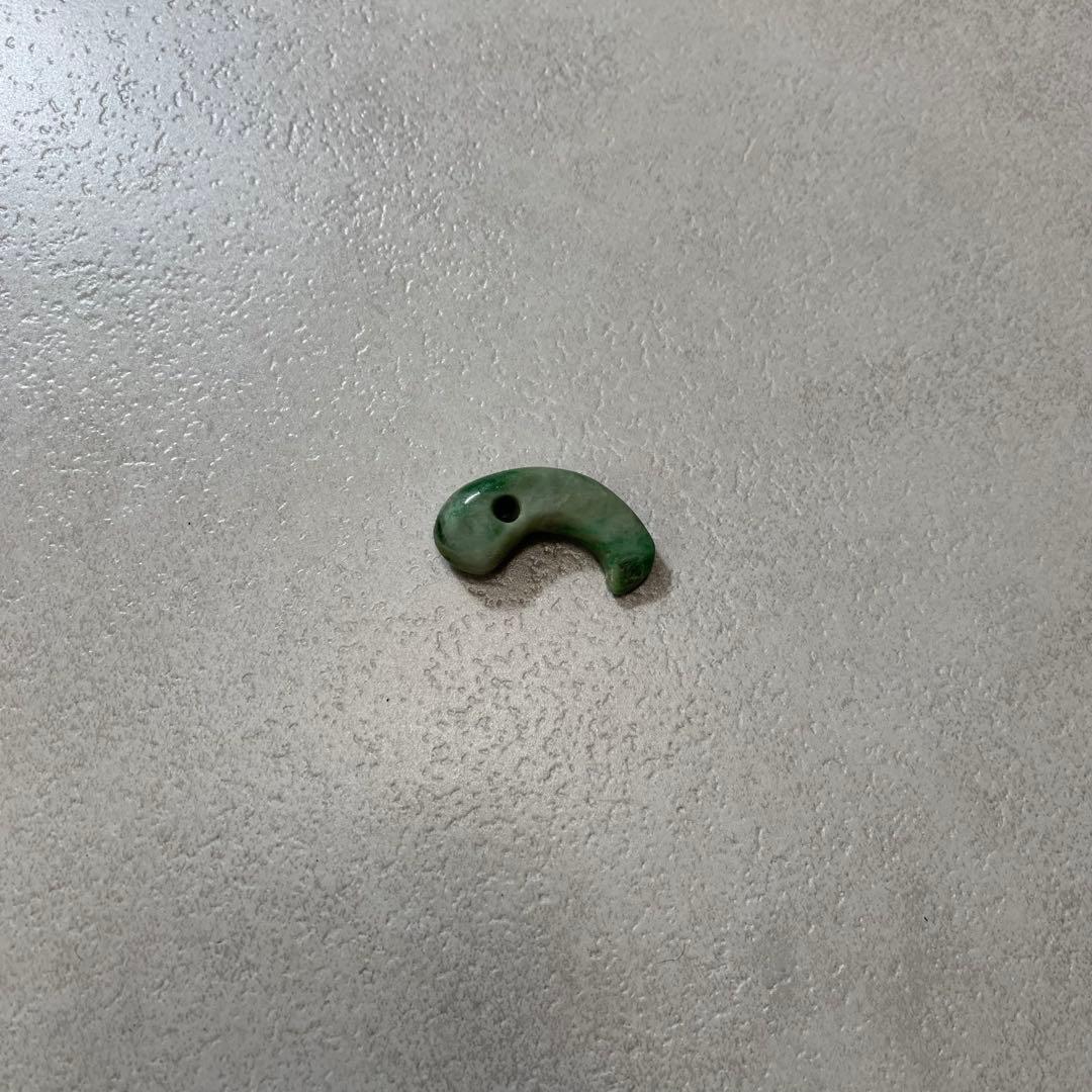 【レア】 糸魚川産 ひすい 勾玉 翡翠 グリーン